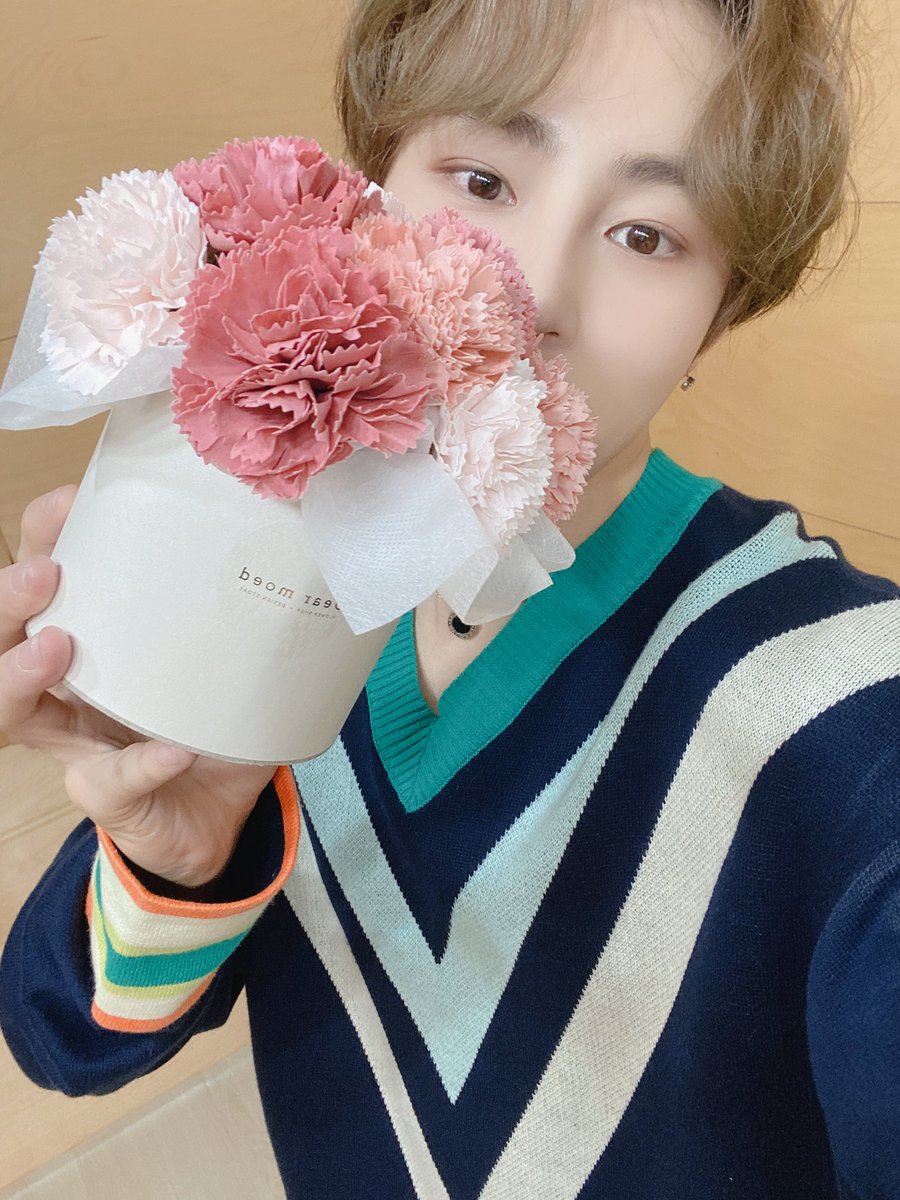 HSW_officialtwt's tweet photo. [☁]
⠀
오늘은 어버이날!
부모님, 주변 어른들께 감사하고 사랑한다고 말해보는 건 어떨까요?😘
⠀
어느 각도에서 봐도 멋있는 구르미와 하늘처럼 예쁜 카네이션의 조화 = 완.벽💜💙💛
⠀
#하성운
#HASUNGWOON
#어버이날 #ParentsDay https://t.co/OgNR5cktU0