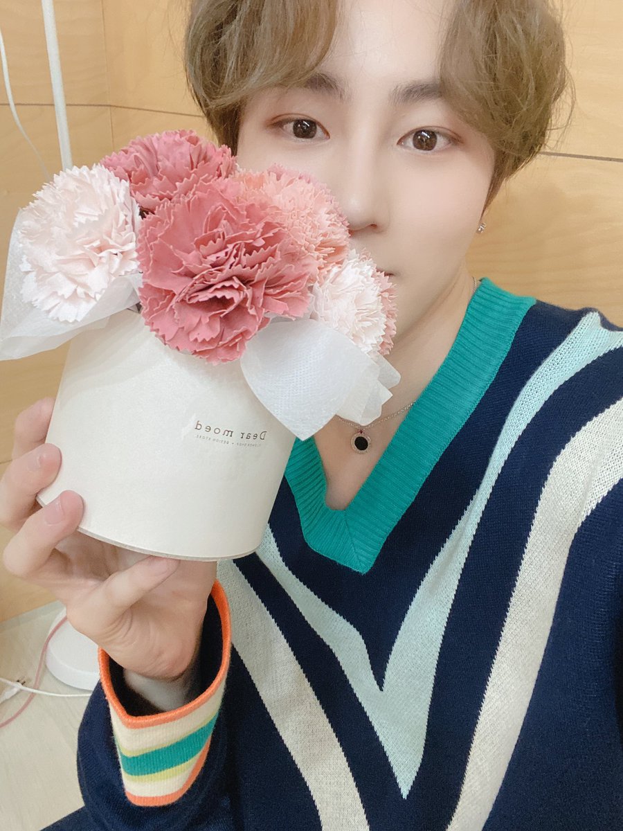 HSW_officialtwt's tweet photo. [☁]
⠀
오늘은 어버이날!
부모님, 주변 어른들께 감사하고 사랑한다고 말해보는 건 어떨까요?😘
⠀
어느 각도에서 봐도 멋있는 구르미와 하늘처럼 예쁜 카네이션의 조화 = 완.벽💜💙💛
⠀
#하성운
#HASUNGWOON
#어버이날 #ParentsDay https://t.co/OgNR5cktU0