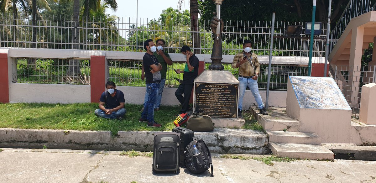 humeruslyyours's tweet photo. This z what doctors get 4 their service.Dey finished duty at the COVID hsptal 2day in MKCG. But no arrangements have been made 4 their quarantine.They hv been standing in the sun 4 hours with no relief in https://t.co/BKvibkWOiK much 4 being frontlin workers.@CMO_Odisha @otvnews https://t.co/knOWt7j8DD
