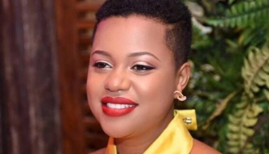 zainabintali's tweet photo. But does he really look like Zuena?
Zuena playing now now... @GalaxyFMUg 
#StayHomeConcert https://t.co/fnPLSVL4ne