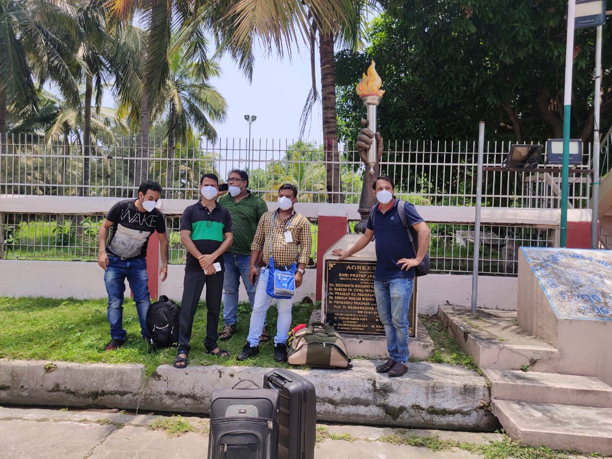 humeruslyyours's tweet photo. This z what doctors get 4 their service.Dey finished duty at the COVID hsptal 2day in MKCG. But no arrangements have been made 4 their quarantine.They hv been standing in the sun 4 hours with no relief in https://t.co/BKvibkWOiK much 4 being frontlin workers.@CMO_Odisha @otvnews https://t.co/knOWt7j8DD