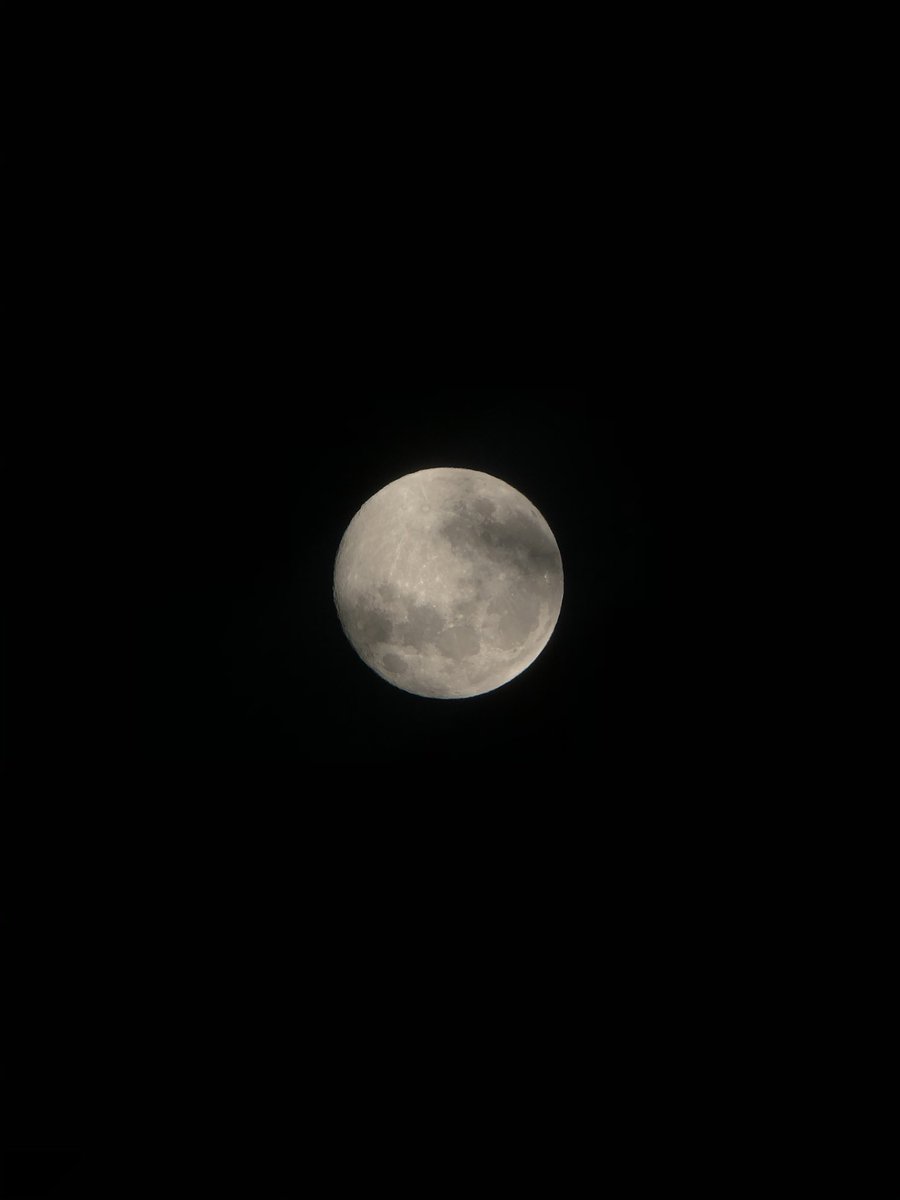 youngorangee's tweet image. Took this with my phone #supermoon