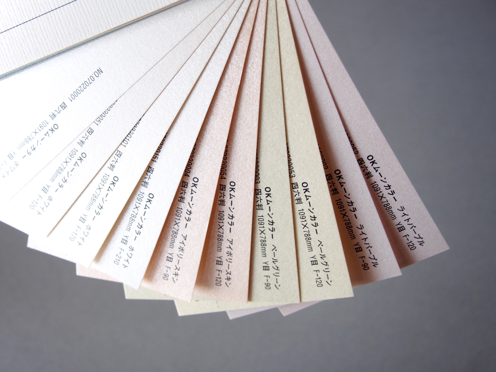 平和紙業株式会社 En Twitter Okムーンカラー Okフロートに片面パール加工を施した紙です 特殊繊維を混抄しているため ホットスタンプ 加熱型押し を施した部分が半透明化し 立体感のある表現が可能です ホワイト アイボリースキン ペールグリーン