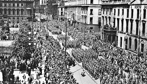 RHSocialSubject's tweet photo. A picture of VE Day celebrations in Glasgow. The parade is passing through George Square on May 8th 1945. https://t.co/xMHzAJ74U5