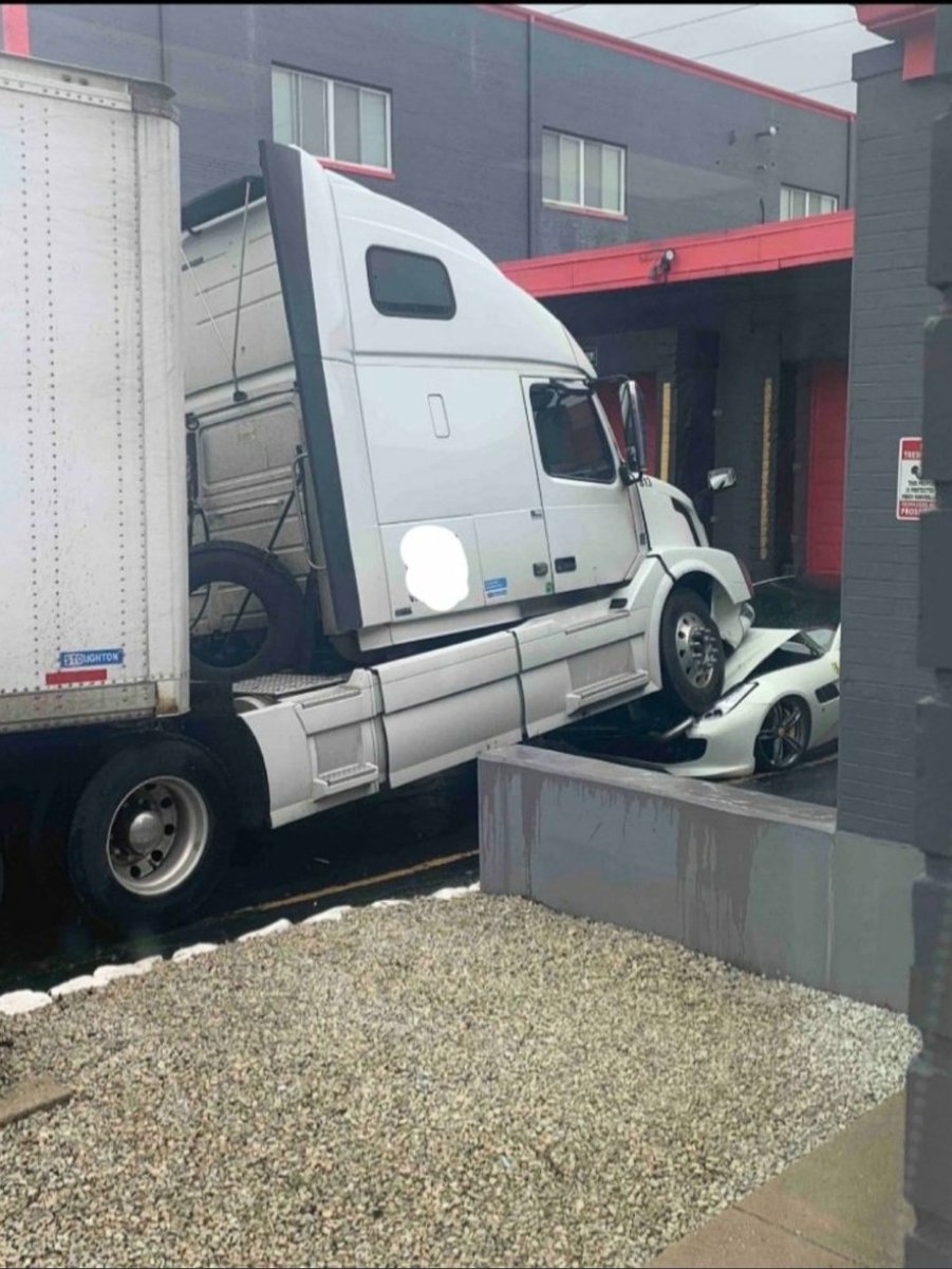 Revuelta_0's tweet photo. Una empresa de transportes en Estados Unidos decidió dejar de pagar a sus conductores. Así amaneció el coche de uno de sus directivos. https://t.co/ybJTY5ySSO