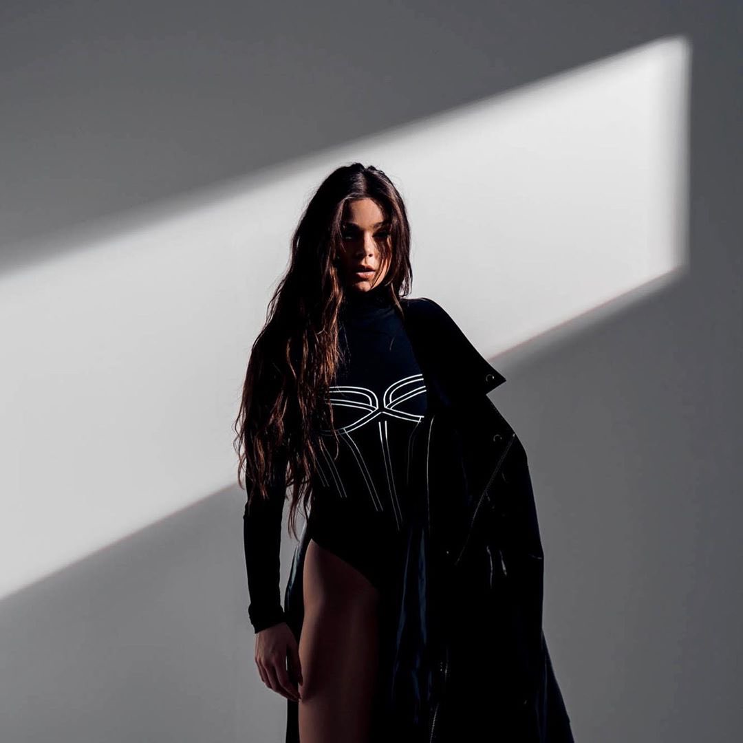 sourcehailee's tweet photo. '#HalfWrittenStory' by @HaileeSteinfeld on the Apple Music charts! 

#17 New Zealand
#28 Australia
#62 Philippines
#90 Cambodia
#120 Mauritius
#162 Malaysia
#170 Spain
#277 Indonesia
#437 Ireland https://t.co/wKty0AyUjs