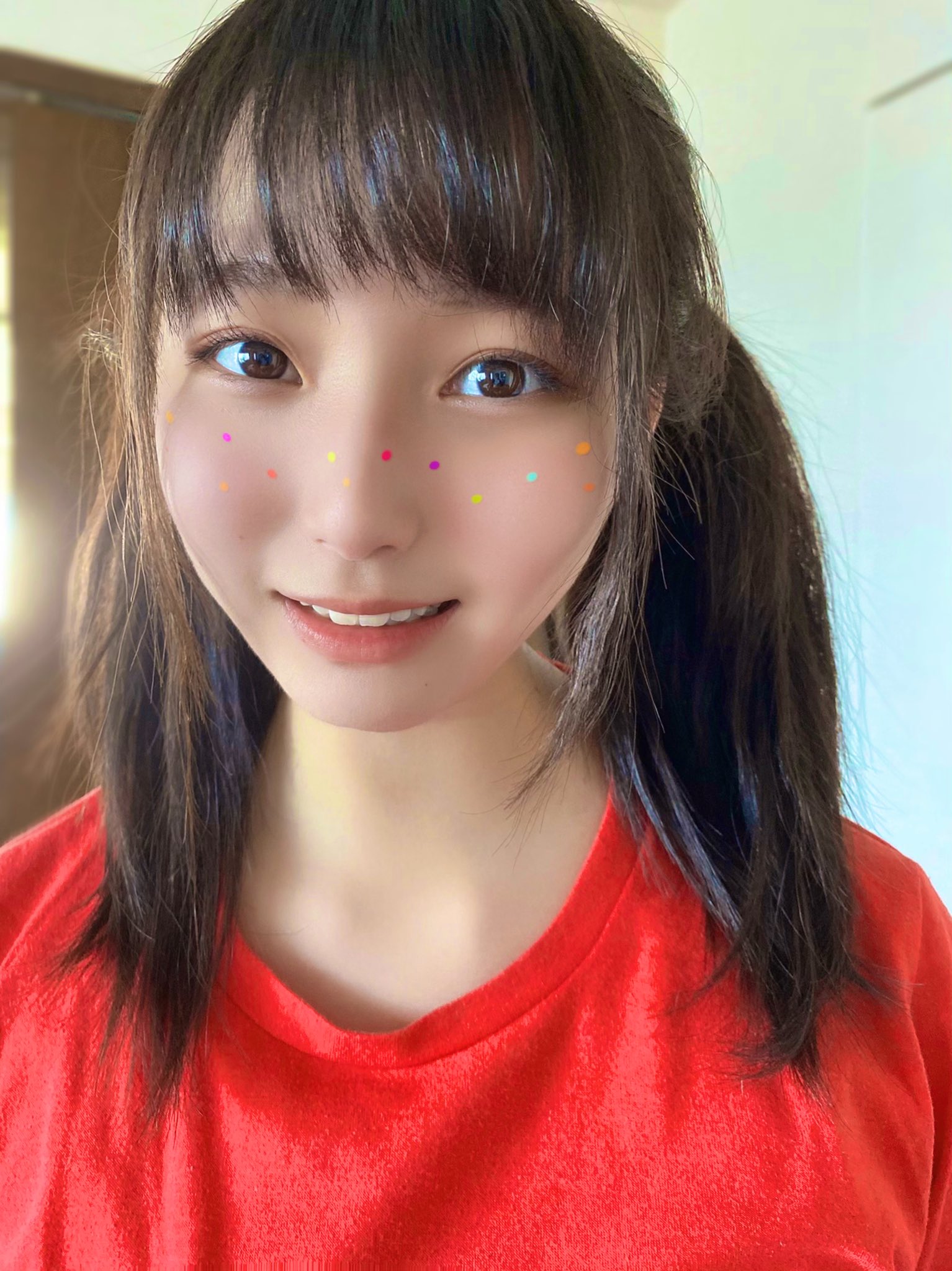 安井南 たまにはカラフルなそばかすがあってもいいよね そしてみなみは発見した 普通のカメラで撮っても 後ろを程よくぼかしたら その瞬間高級カメラになるということを Yes みーちゃん 高いカメラとか怖くて持てない 女子高生 赤 カラフルな