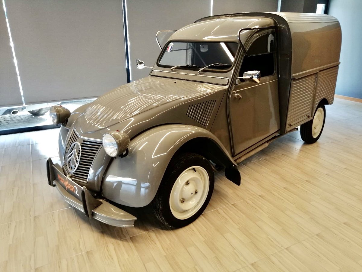 ahmetore's tweet photo. Klasik araç sevenlere İstanbul’da 1953 Citroën 2CV 👉🏻 https://t.co/bvomFLpa7j #Citroen #2CV #Citroen2CV https://t.co/w6zwxFKxnx