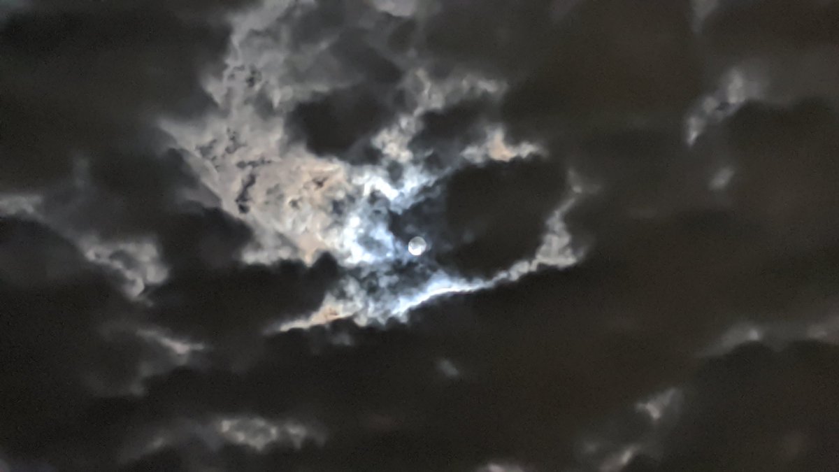 justyissa's tweet photo. @DaveyHavok Peeking through the clouds. https://t.co/2WZRAlUGVI