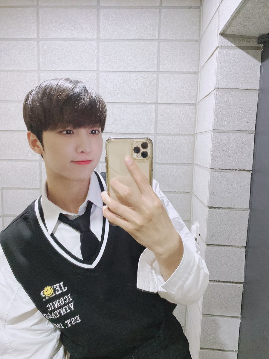 UP10TION's tweet photo. ✌️

#업텐션 #선율 #UP10TION #SUNYOUL https://t.co/INzNmqVIbk