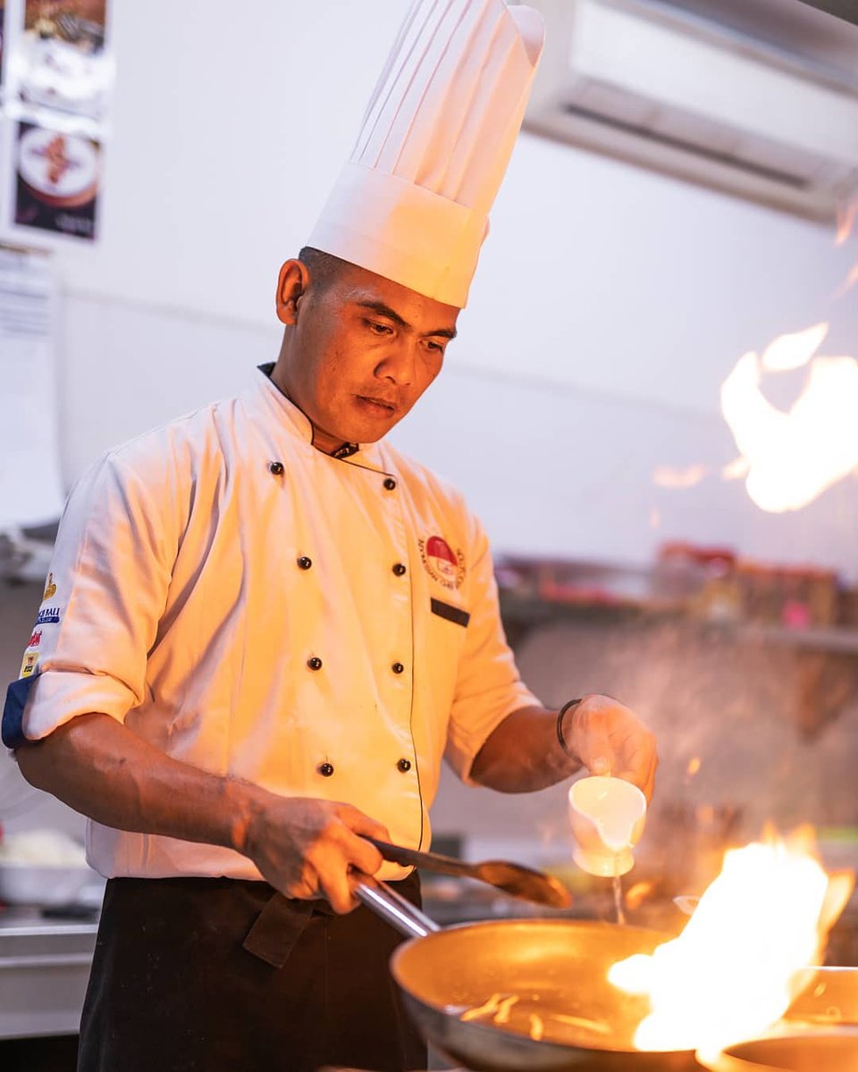 HorisonHotels's tweet photo. This is how our talented chef preparing the enticing dishes for you. ๐จโ๐ณ
--
#HorisonHotels
#HOMPremiereTimoho
#IndonesianAuthencticity
#byHorison
#BeyondHorison
#SantanResto
#DeliveryService
#StayHome
#WorkfromHome https://t.co/MzcLfAJYNj