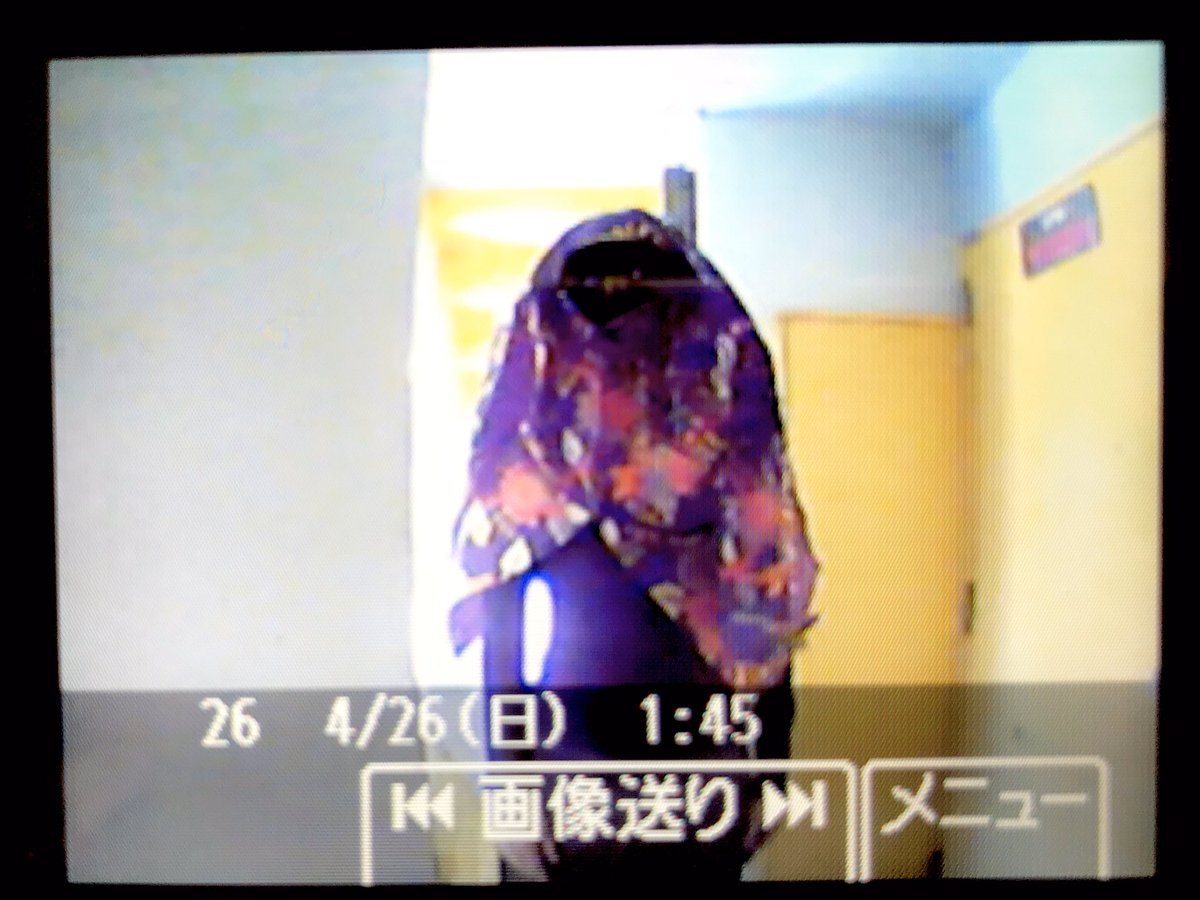荒木明 No Twitter 私の家のインターホン 時々不審者写っててこわい 1枚目 2年前 2枚目 本日 日付はバグ 犯人は特定済みです
