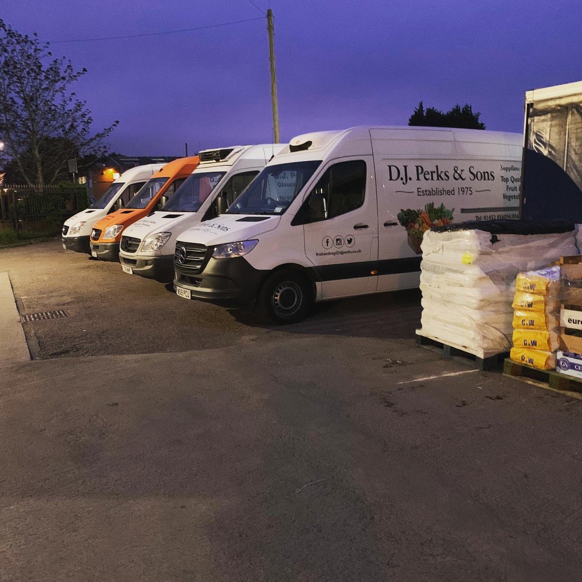 DJPERKSandSONS's tweet photo. Early VE Day deliveries 🚚 
Supplying the county so you can continue to stay home, stay safe &amp; enjoy #VEDay celebrations https://t.co/eZUv28catR