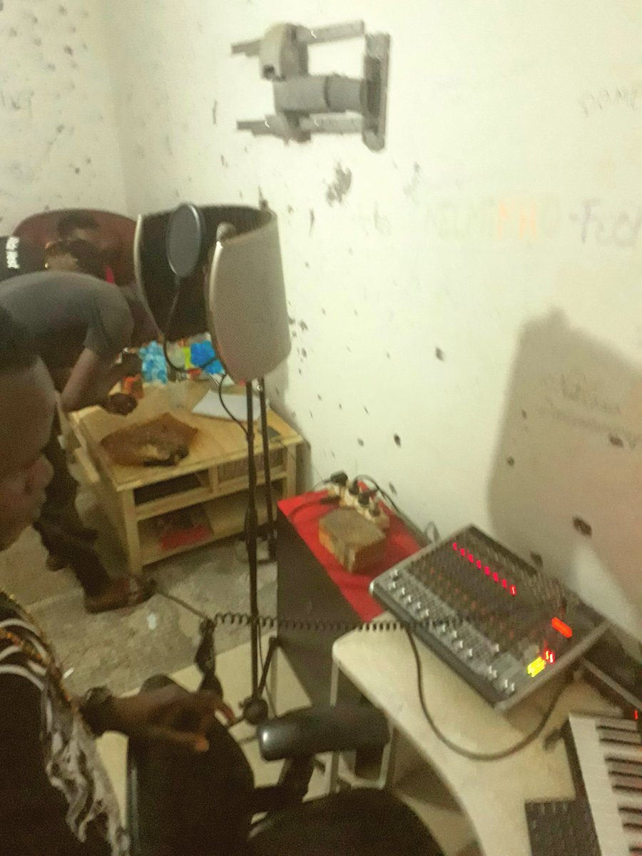 Hcrecords2's tweet photo. 🎧🎹🎚🎙👊🥊📚 https://t.co/nPig0M6OGg