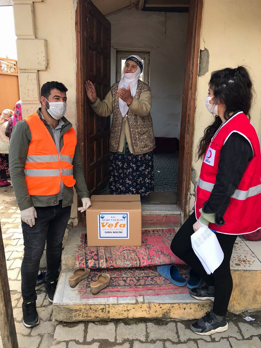 tcagrivaliligi's tweet photo. Vefa Sosyal Destek Grubumuz İl Merkezimizdeki 18 mahalle ve 106 köyümüzdeki 1️⃣1️⃣ . 0️⃣0️⃣0️⃣ haneye gıda yardım paketlerini ihtiyaç sahiplerine ulaştırdı. 

#VSDG 💙
#BizHepYanınızdayız https://t.co/MWyIH6ISlw