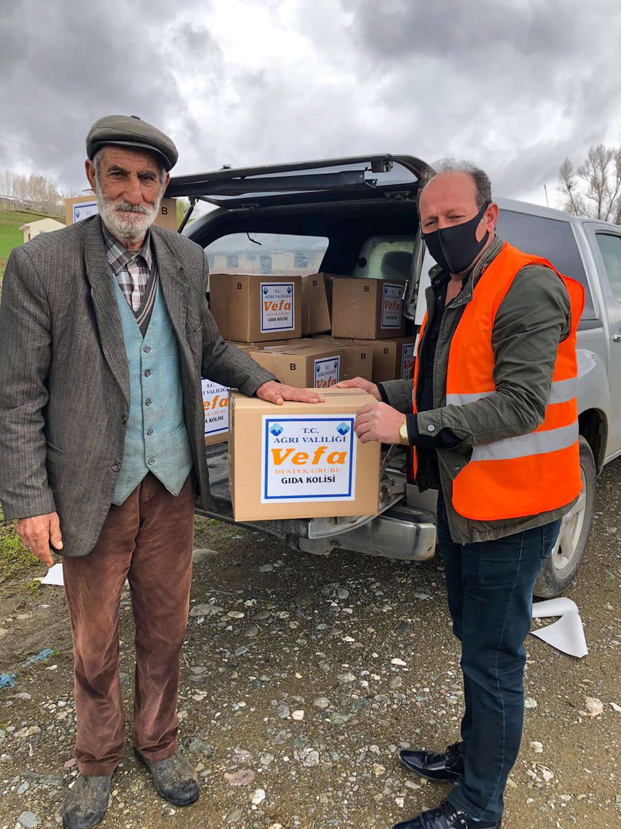 tcagrivaliligi's tweet photo. Vefa Sosyal Destek Grubumuz İl Merkezimizdeki 18 mahalle ve 106 köyümüzdeki 1️⃣1️⃣ . 0️⃣0️⃣0️⃣ haneye gıda yardım paketlerini ihtiyaç sahiplerine ulaştırdı. 

#VSDG 💙
#BizHepYanınızdayız https://t.co/MWyIH6ISlw