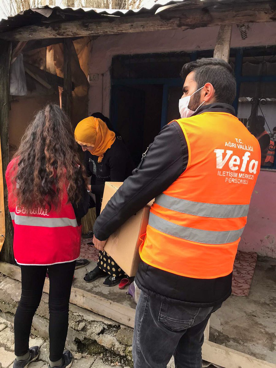 tcagrivaliligi's tweet photo. Vefa Sosyal Destek Grubumuz İl Merkezimizdeki 18 mahalle ve 106 köyümüzdeki 1️⃣1️⃣ . 0️⃣0️⃣0️⃣ haneye gıda yardım paketlerini ihtiyaç sahiplerine ulaştırdı. 

#VSDG 💙
#BizHepYanınızdayız https://t.co/MWyIH6ISlw