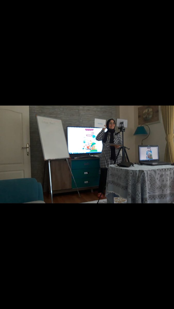 Ogretmenlerio's tweet photo. Okulumuz ingilizce öğretmeni Seda Bolat Ergün evini sınıf ortamın çevirerek Ebada uzaktan eğitimle öğrencilerimizle bulusuyor.
@ispartamem 
@ispartaeba
@ziyaselcuk 
#TatilDeğilUzaktanEğitim https://t.co/C4GyzTKy9i
