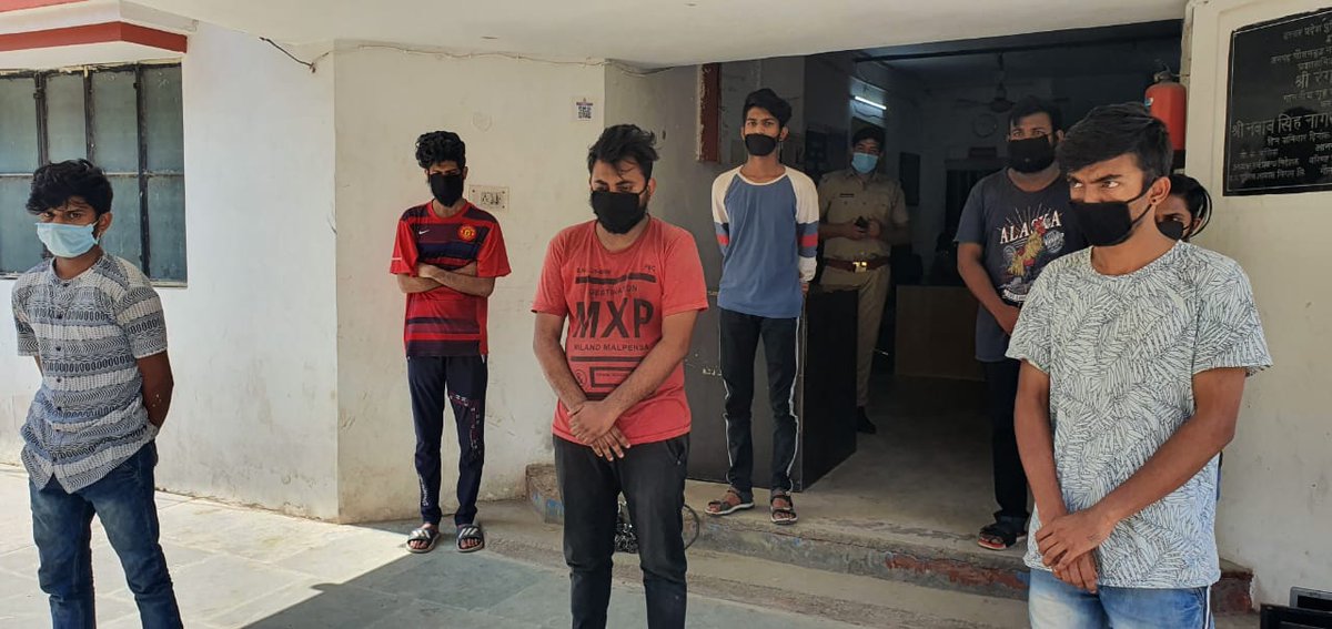 noidapolice's tweet photo. लॉकडाउन का उल्लंघन कर फर्जी कॉल सेंटर के माध्यम से लोगों के साथ धोखाधड़ी कर अवैध धन अर्जित करने वाले गिरोह का पर्दाफाश,
07 अभियुक्त गिरफ्तार, 25 डेस्कटॉप, 23 CPU व अन्य इलेक्ट्रोनिक   उपकरण/दस्तावेज़ व मोटरसाइकिल बरामद:-थाना सेक्टर-39 नोएडा  

@Uppolice https://t.co/ghGI7SJVUG