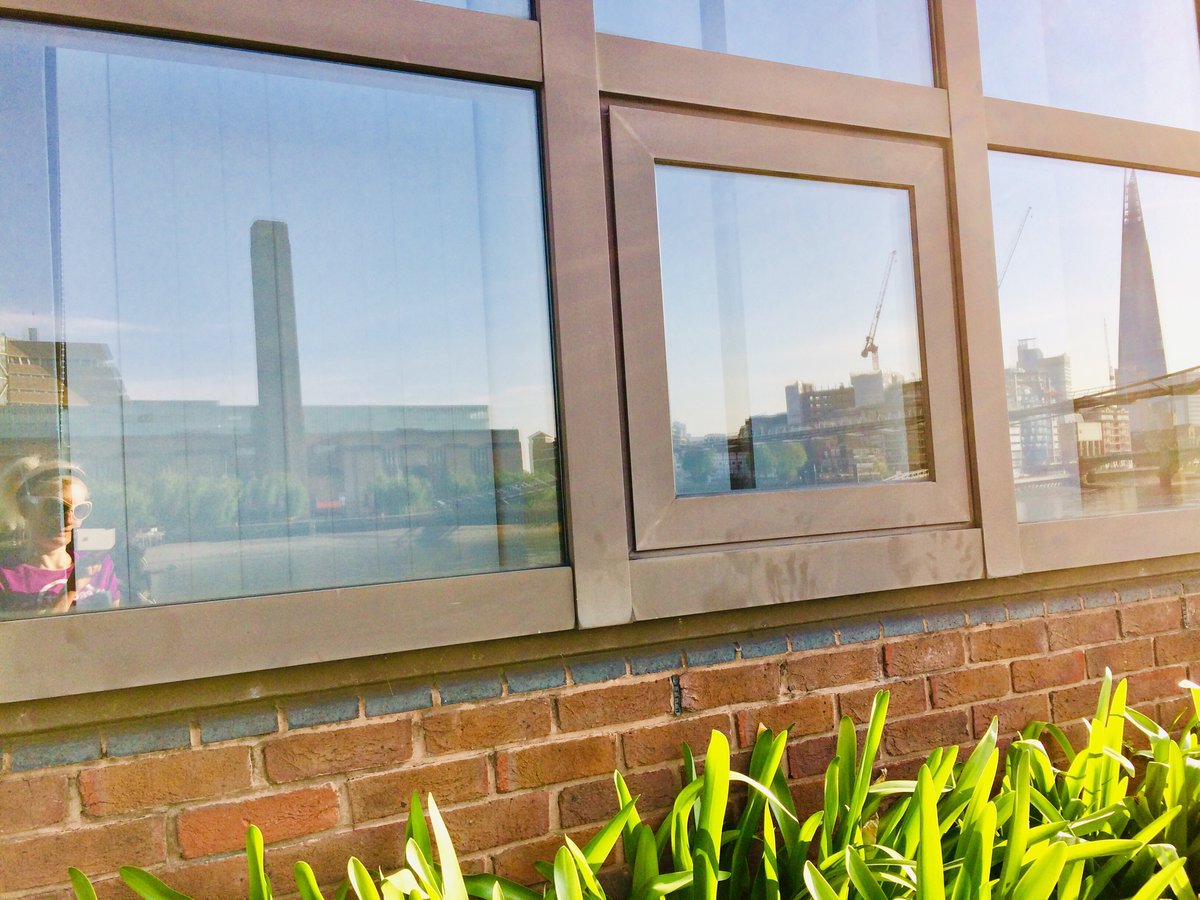 hannahkokoschka's tweet image. Amazing @Proj_AwesomeLDN #virtual #zoom #runnercise to start the #bankholidayweekend -you can just spy me in my PA t-shirt in a #thames reflection #fridayfeeling #FridayMotivation