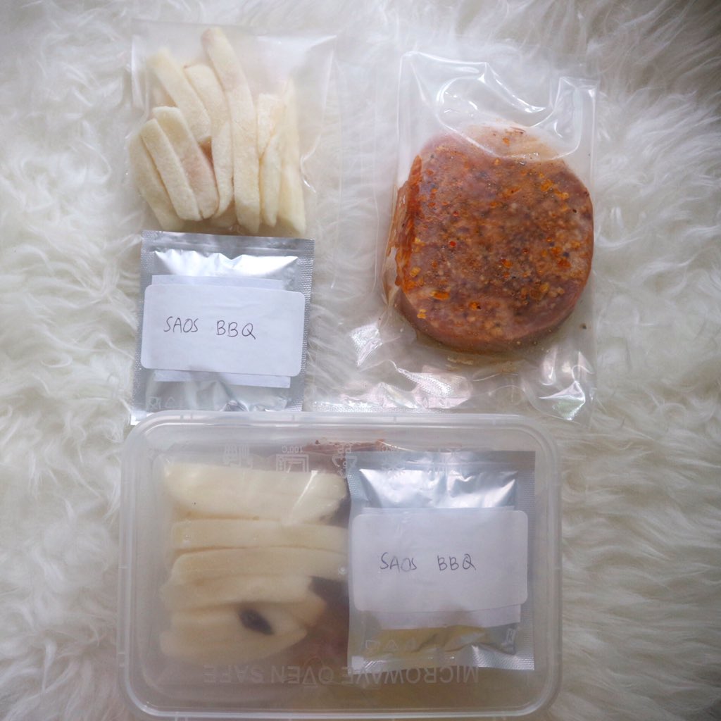 dapurmaniss's tweet photo. Permisi mau promosi lagi yaa. Paket steak siap masak. Udah dapet kentang sama saosnya juga. Yuk yang kangen makan steak. Pengiriman dari Ciputat 🥰 https://t.co/cMxUO98Tvv