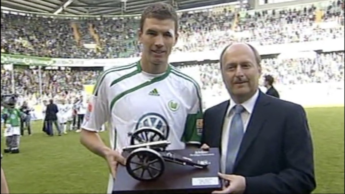 VfLWolfsburg_EN's tweet photo. #OnThisDay in 2️⃣0️⃣1️⃣0️⃣

On 8 May 2010, @EdDzeko netted his 22nd goal of the season in the 3-1 win over @eintracht_eng to claim the 2009/10 @Bundesliga_EN top goalscorer prize.⚽️

#VfLWolfsburg https://t.co/LI670wfRrG