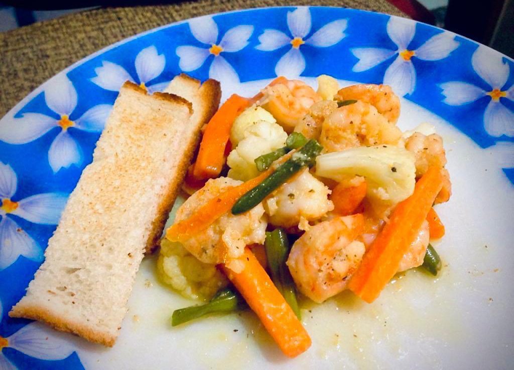 PatrakarKaDhaba's tweet photo. Prawns stir fried with fresh vegetables and lots of garlic. Made by 'D'π¨
#CookEatProsper
#Prawns #Fried #Veggies #Garlic #HomeMade #Healthy #Foodie #Vegetables #InstaFood #Breakfast #StayHome https://t.co/3mIjrTWaA7