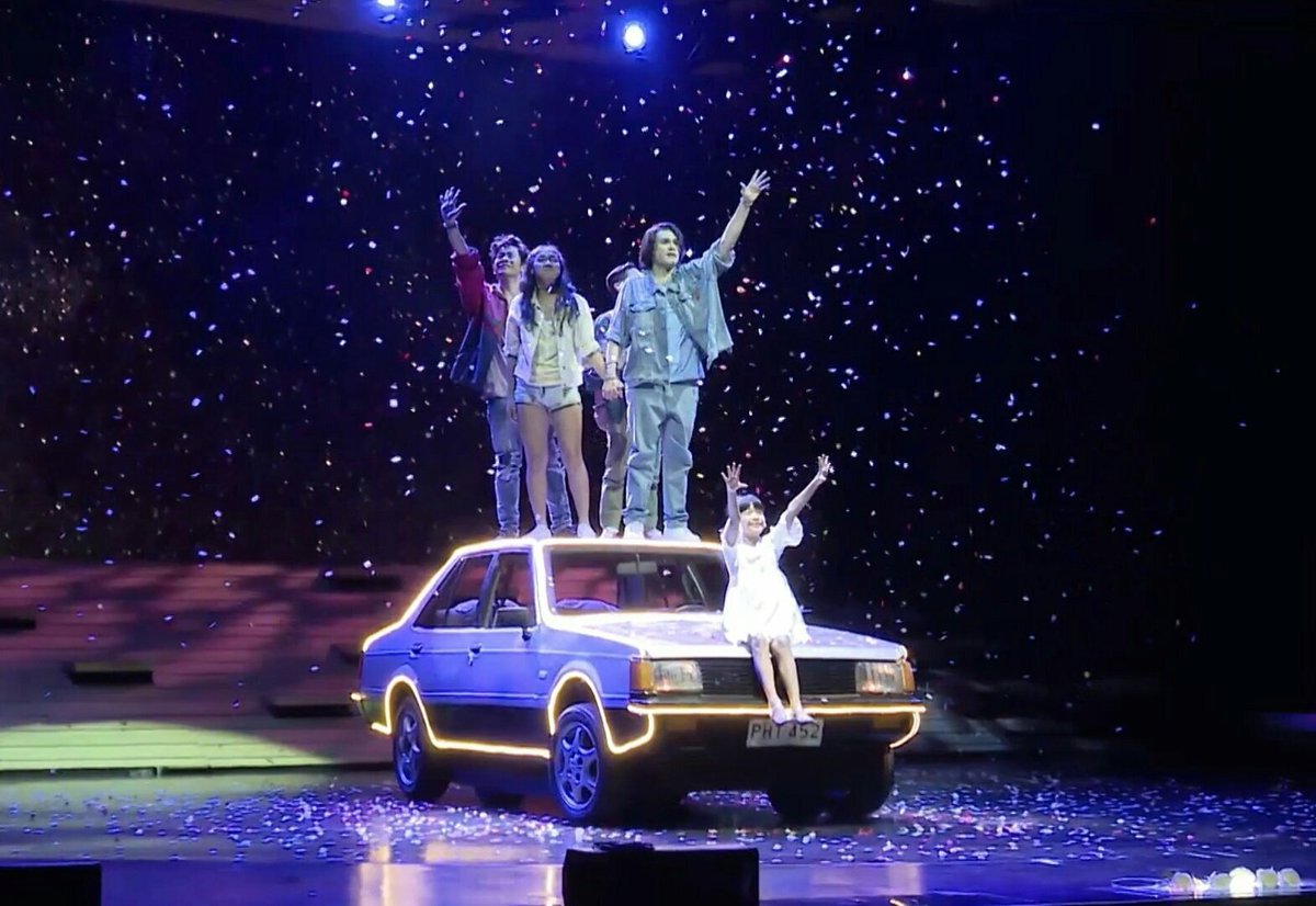 RedCoraline2001's tweet photo. I just love how this scene was executed. Hector, Anthony, and Emman raising their hands - sign that they've reached their dreams, but not Joy. Instead, Ligaya raised both hands, implying that she will pursue her dreams and her mother's. 

Ansakit maiwan. 

#AngHulingElBimbo2020 https://t.co/FBpH1Z1Ovo