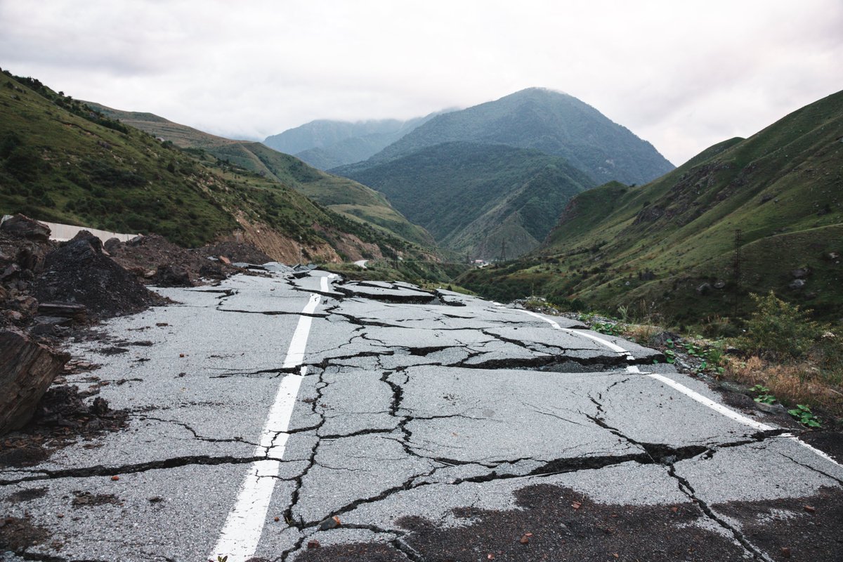 Разрушающий путь. Дорога после землетрясения. Разрушенная железная дорога. Провалиться под землю. Разрушенная дорога.