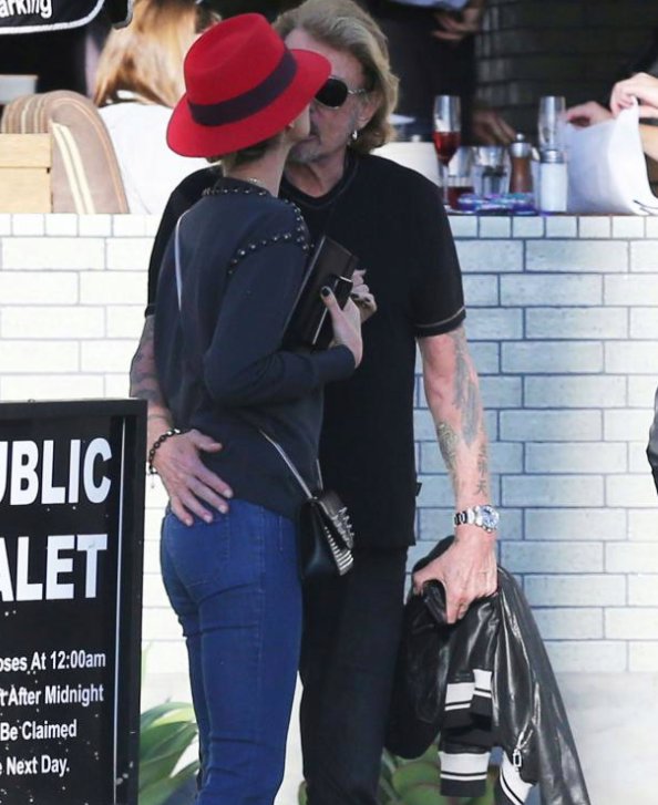 denisgueldry's tweet photo. @cocotte331 Bonjour ร mon amie Micheline je te souhaite un agrรฉable vendredi du 8 mai et un magnifique week-end gros bisous ๐โ๏ธ๐ฆ
๐ธ๐บ๐ #TeamHallyday #JohnnyDansNotreCoeurAJamais #Johnny2019 #johnnyetlaeticiajevousaime #MonPaysCestLamour @JohnnySjh @LHallyday ๐๐บ๐ผ๐น๐ https://t.co/23zdQi0QoM
