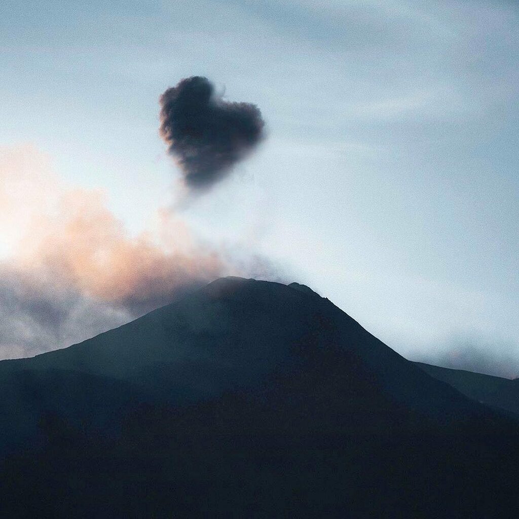 Mount Etna 🌋sending her love 🖤 into the sky! @davidedistefanou well done for the amazing picture! 
#etna #sicily #mountainlife #mountainlovers #amazing_shots #naturephotography #natgeo #natgeoitalia #natgeoyourshot #earthfocus #wanderlust #roamtheplanet #moodygrams #volcano …