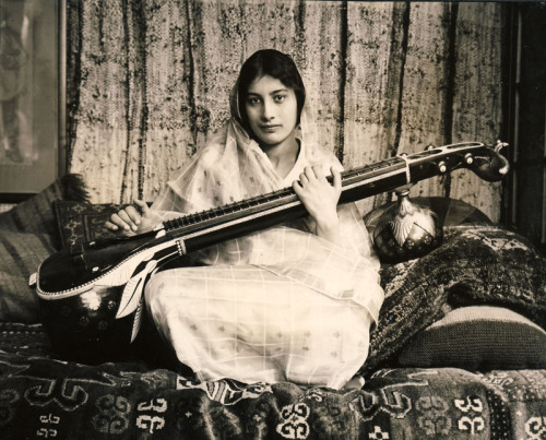 shrabanibasu_'s tweet photo. #NoorInayatKhan wrote to her brother Vilayat that they would celebrate with champagne when the war was over. Today #VEDay we will raise a glass to heroines like her. #GeorgeCross #SOE #WWII #LestWeForget #SpyPrincess https://t.co/nzcsXC562r