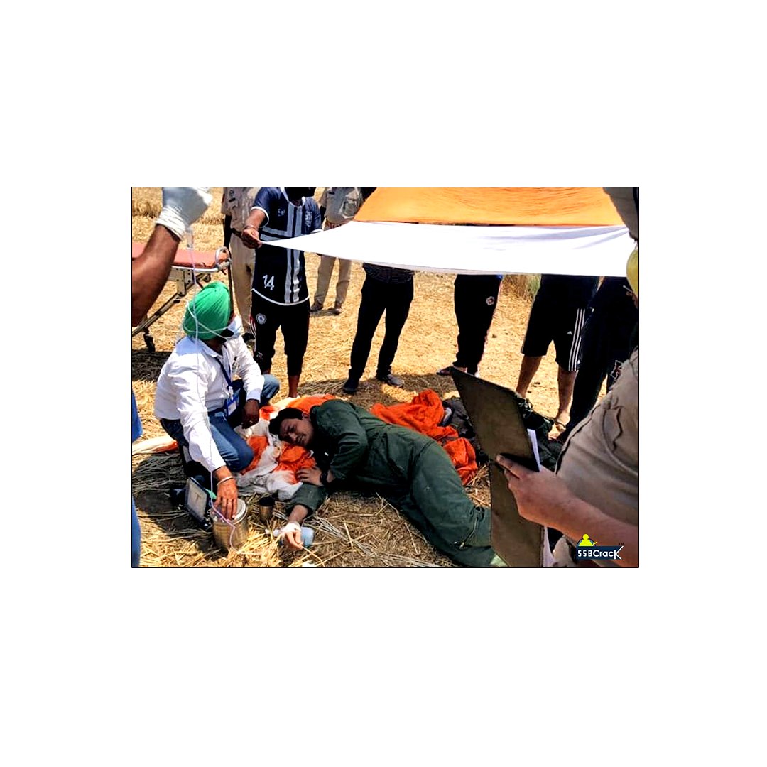 ankitt2901's tweet photo. Sikh brothers protecting the IAF pilot of a crashed MiG-29 from hot sunlight using their turban ⚔️🇮🇳❤️ #indianairforce #Punjab #Sikh #sikhbrothers #alwaysfornation #bestcommunity #proudonsikh #trueindian https://t.co/JxROrpzWSP