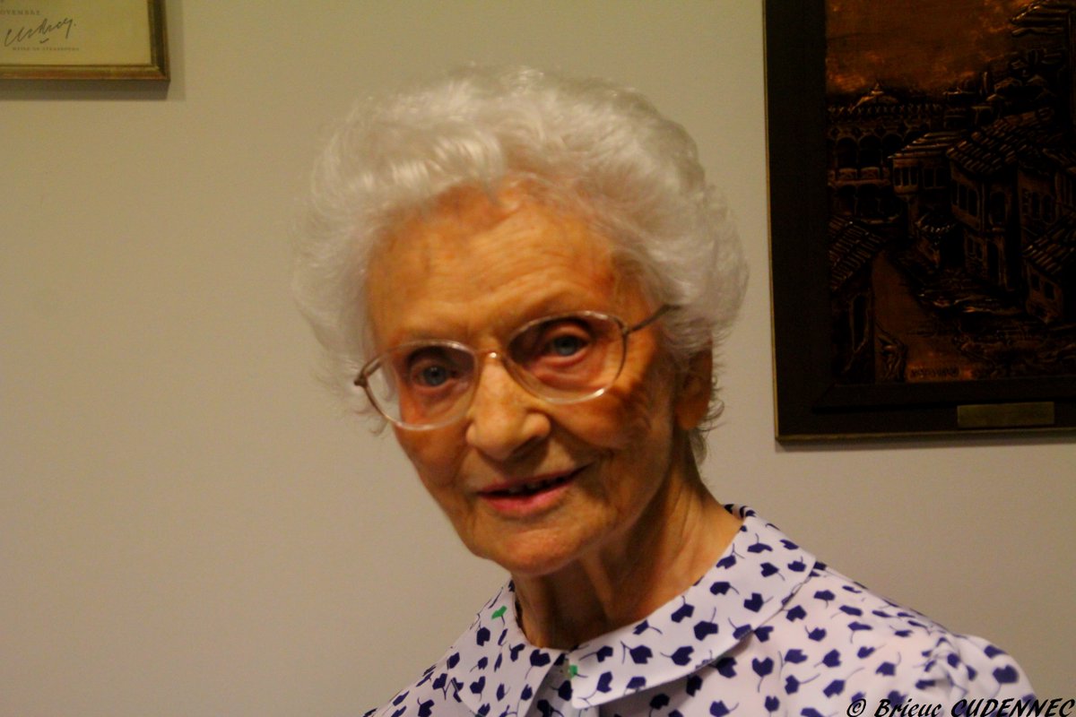 LeParatonnerre1's tweet image. leparatonnerre.fr/2018/04/19/ray…

"Je n’ai jamais pensé à la mort. Notre idée principale était de ramasser les blessés et de les sauver."

Entretien avec Raymonde Jeanmougin #rochambelle de la #2èmeDB décédée l'année dernière.

#8Mai1945 #8mai #2GM #WW2