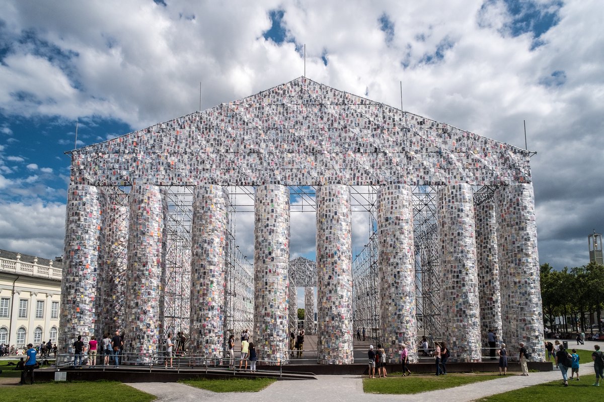 CommozioniA's tweet photo. Il #Parthenone di libri, di #MartaMinujin, installazione 1:1, composta da 100mila volumi, 170 titoli che, nel corso della storia, sono stati vietati, censurati e bruciati, come nel 1933 proprio in quella piazza #Kassel (2017)

📸Mathias Völzke

#Leggendo @CasaLettori #documenta14 https://t.co/TWgx45YoAu