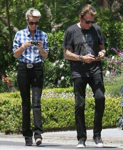 denisgueldry's tweet photo. @Sophy56Soso Bonjour ร mon amie Soso je te souhaite un agrรฉable vendredi du 8 mai et un magnifique week-end gros bisous ๐โ๏ธ๐ฆ
๐ธ๐บ๐ #TeamHallyday #JohnnyDansNotreCoeurAJamais #Johnny2019 #johnnyetlaeticiajevousaime #MonPaysCestLamour @JohnnySjh @LHallyday ๐๐บ๐ผ๐น๐ https://t.co/EIQTR8h43M