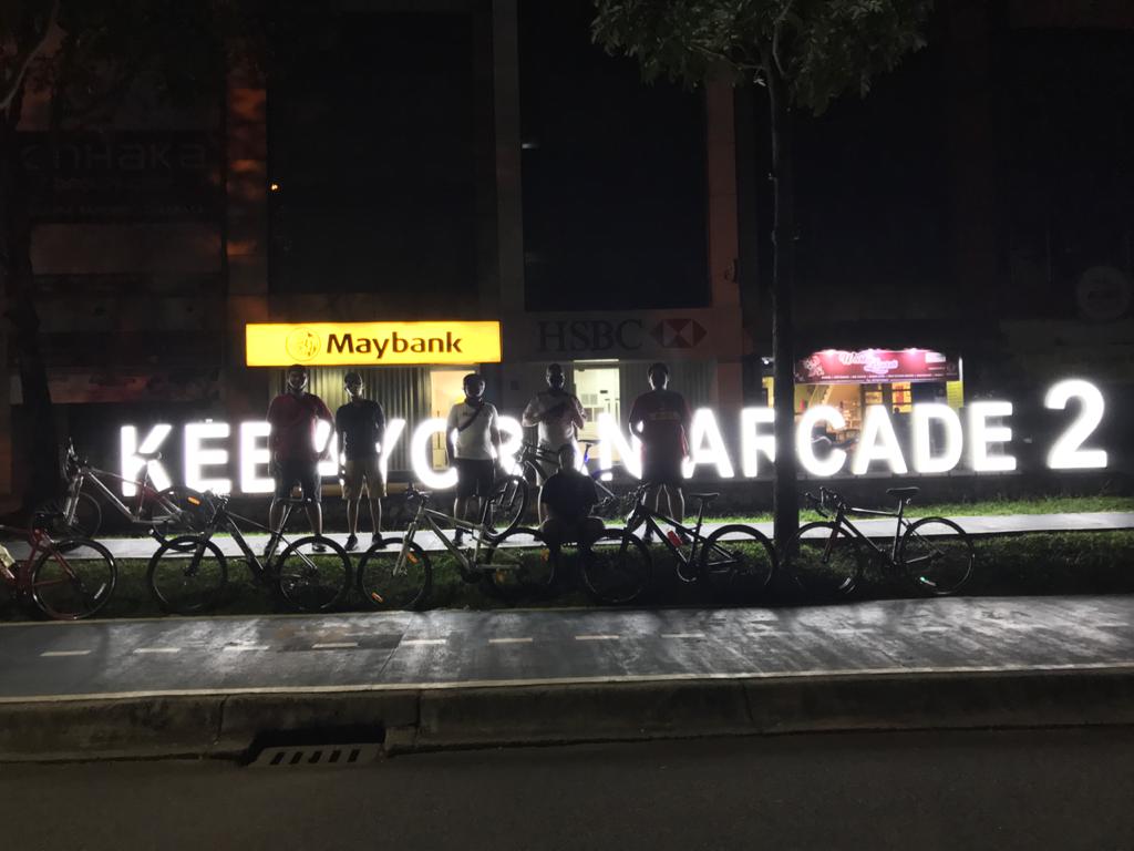 goWWes1's tweet photo. Bissmillah. Assalamualaikum. Perkenalkan kita tementemen dari pinggiran Ciledug Pd.kacang yang suka mampir ke Indomart Kebayoran Arcade. Tak pasti waktunya tapi selalu mampir setiap bersepeda. #cumabuatarsipbos #gowwes #tipis https://t.co/f2DsmD8dru