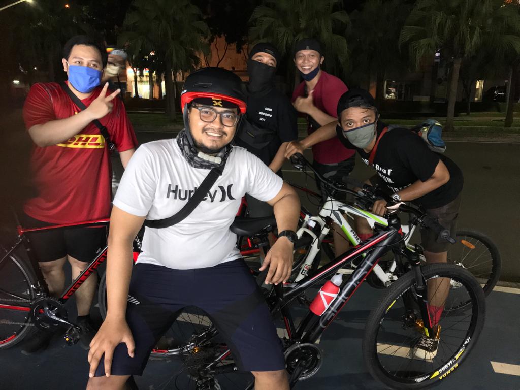 goWWes1's tweet photo. Bissmillah. Assalamualaikum. Perkenalkan kita tementemen dari pinggiran Ciledug Pd.kacang yang suka mampir ke Indomart Kebayoran Arcade. Tak pasti waktunya tapi selalu mampir setiap bersepeda. #cumabuatarsipbos #gowwes #tipis https://t.co/f2DsmD8dru
