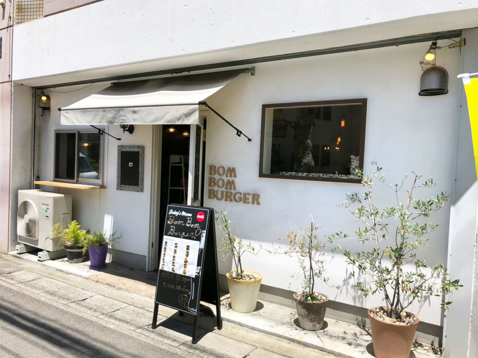 おいしいとくしま たべのん Bombomburger さんのハンバーガー 竹炭バンズと100 ビーフが特徴的 ボリュームにびっくり お腹も心も大満足 美味しかった 末広のオシャレなcafebombomさんの系列店です 徳島市中常三島3 2 4 大野ビル1f Tel 0 679