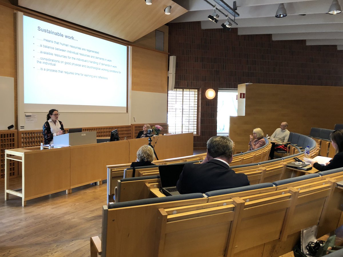 professorns's tweet photo. Så är vi igång! Bozan Johansson försvarar sin avhandling om stressprevention på arbetet. Digitalt och fysisk fistans förståss https://t.co/8r4wT5mcgL