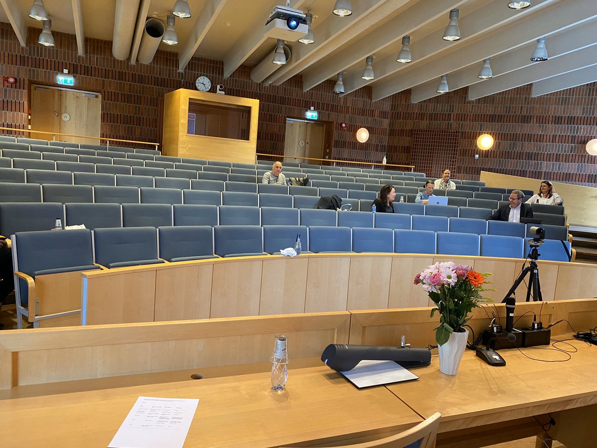 professorns's tweet photo. Så är vi igång! Bozan Johansson försvarar sin avhandling om stressprevention på arbetet. Digitalt och fysisk fistans förståss https://t.co/8r4wT5mcgL