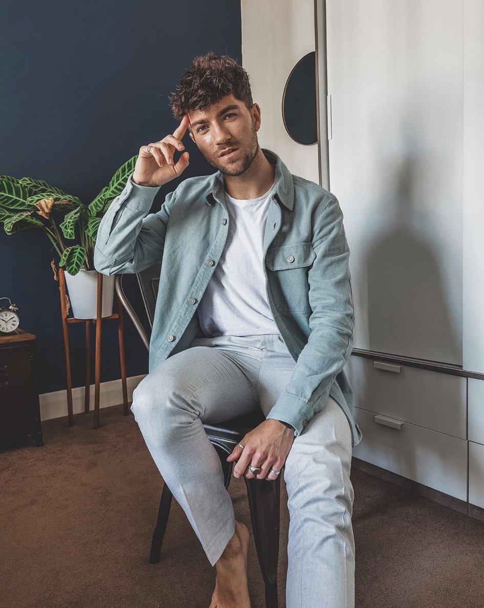 Ditch the sweats 👌 Shop now > cur.lt/2Wk6ME0
.
@lukecatleugh 
.
#FeelGoodFriday #ImWearingRI #RIMan