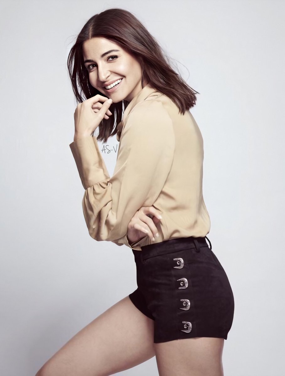 It’s raining pictures of Anushka Sharma today and I couldn’t be happier. She looks stunning. And her body is fitness goals for me. The only woman who makes wanna workout and stay fit.