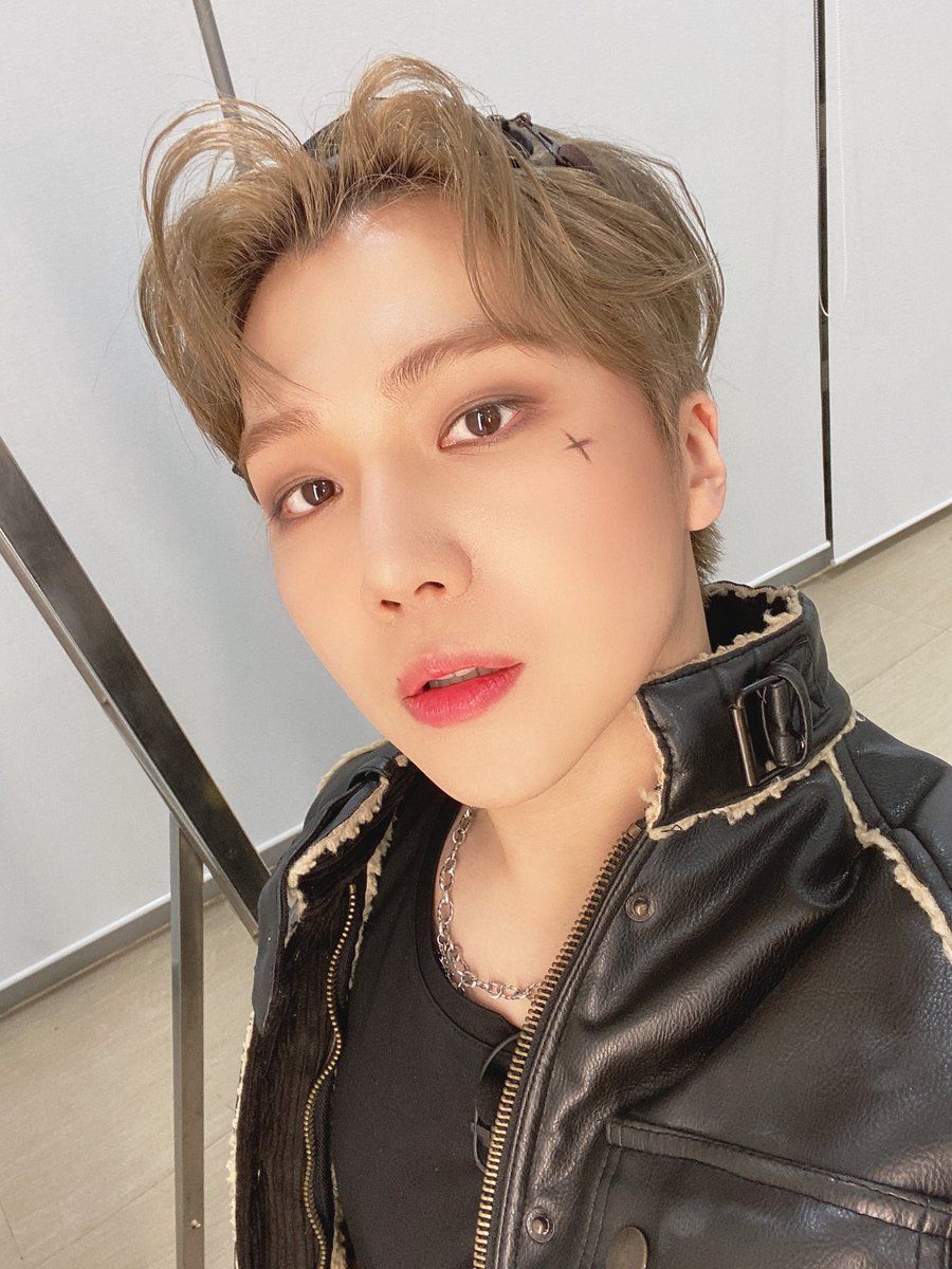 CUBE_PTG's tweet photo. [#진호] 이따 봐요 내 우주들❤️❤️❤️ https://t.co/AguDI6mckm