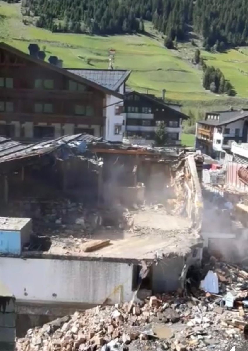 Der Anblick ist ein Stich ins Herz. RIP #trofanaalm #ischgl. DANKE für 20 Super-Party-Jahre mit #jethans #ischgldumeintraum #leef #derdjausdenbergen #wunderkerzen #beiunsistderbärlos #ronny  #nierandale #heywirwollndieeisbärnsehn #undnächstesjahr #selbstcoronaverzeiheichdir