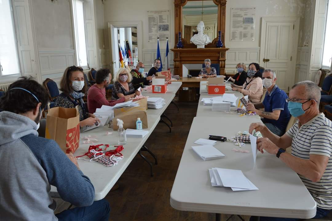 Avec les premiers masques confectionnés par nos couturières volontaires (déjà 1700 masques réalisés)...
Une mise sous pli a eu lieu cette semaine par une équipe d'élus murois afin d'envisager une première distribution dès cette fin de semaine...
<a href="/CDIsere/">Isère</a>