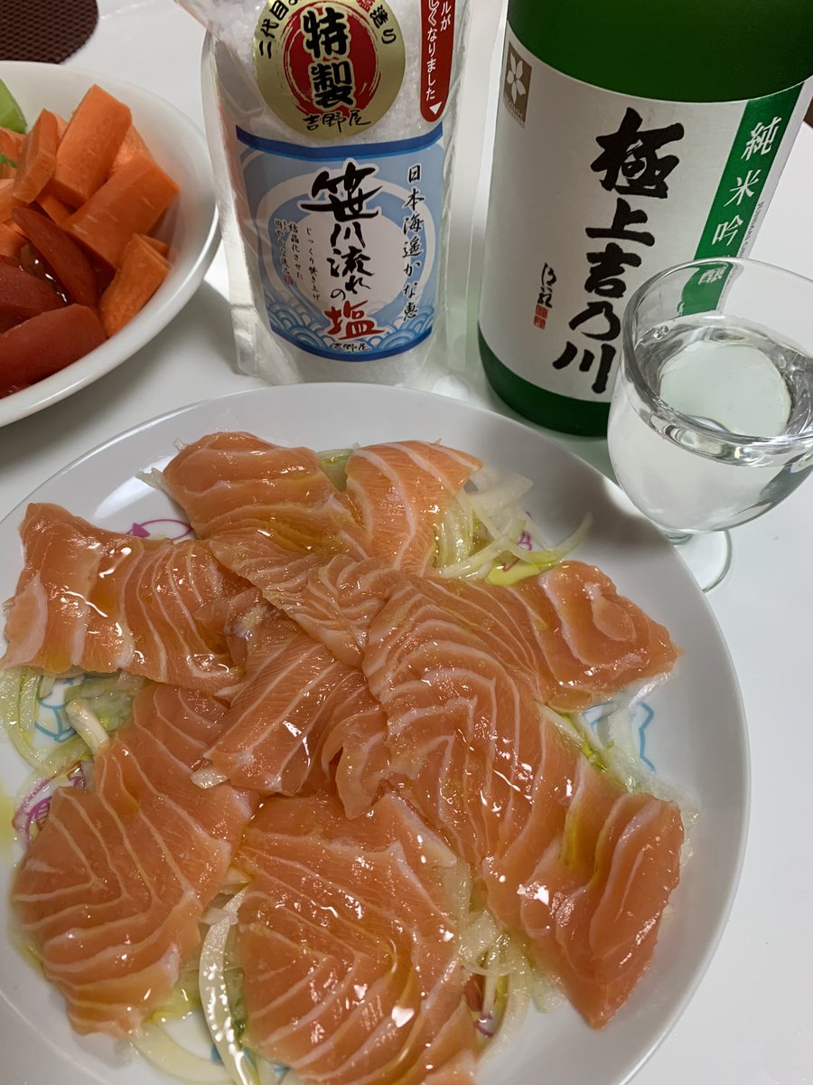 コストコで大量のサーモンを買ったので、サーモン笹川流れの塩でカルパッチョ風にしてみた。玉ねぎが辛すぎてこの後炒めて食べたんだけど。

#笹川流れの塩 #吉乃川　#極上吉乃川