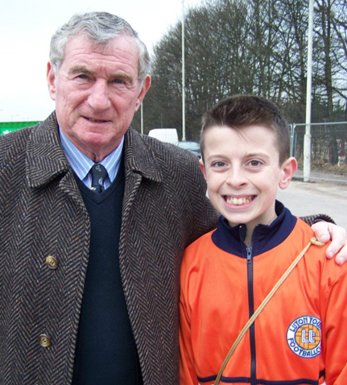 Kitman_Phil's tweet photo. My son @Josh_Duffy99 aged 14 with two well known gentlemen outside #KenilworthRoad back in 2013 before @LutonTown #FACup win over @Wolves #TheyPlayedForDavidPleat #KirkStephens https://t.co/vf1ohQp0FT