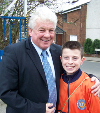 Kitman_Phil's tweet photo. My son @Josh_Duffy99 aged 14 with two well known gentlemen outside #KenilworthRoad back in 2013 before @LutonTown #FACup win over @Wolves #TheyPlayedForDavidPleat #KirkStephens https://t.co/vf1ohQp0FT