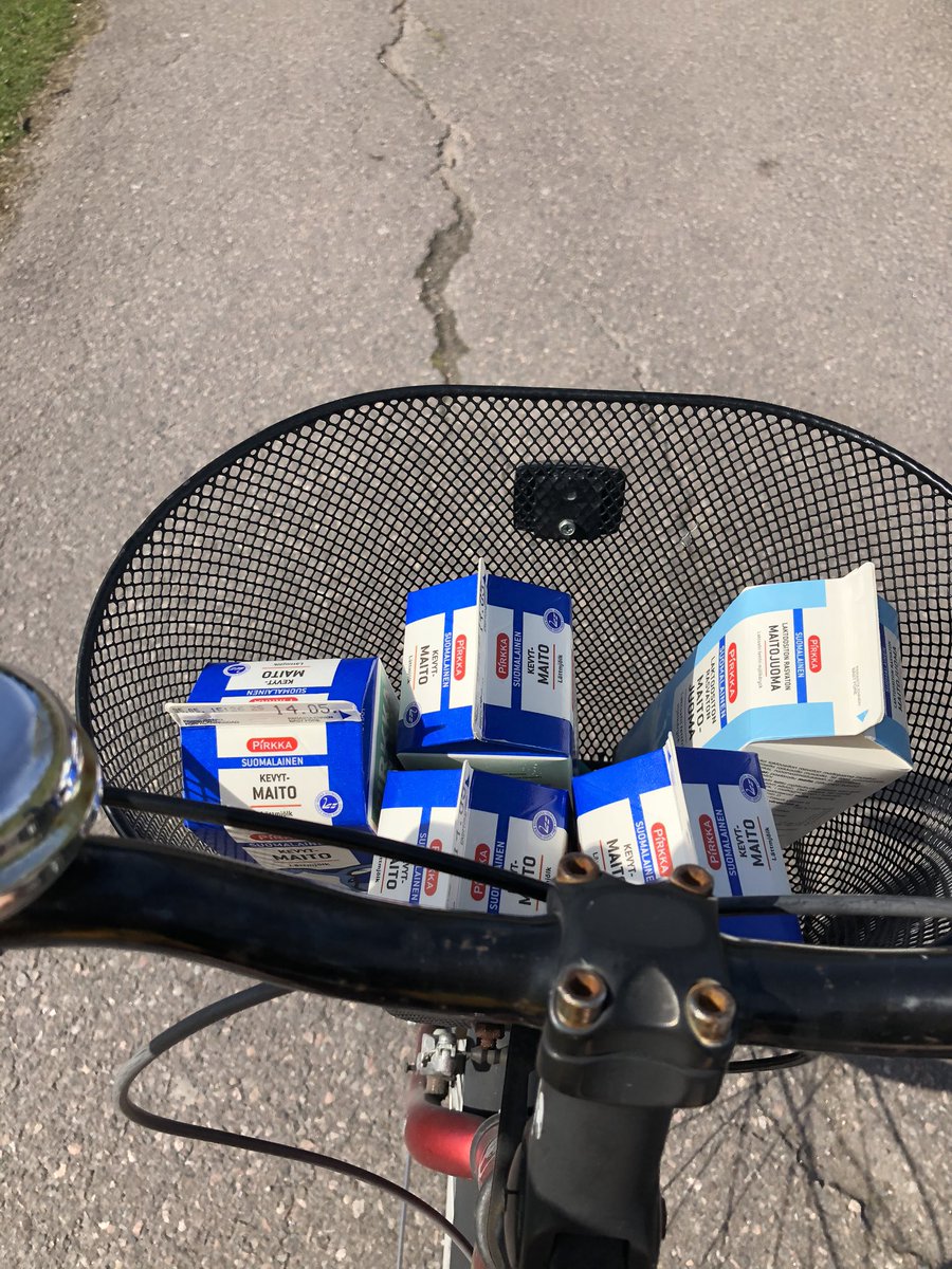 HeidiJuopperi's tweet photo. Etäkoulun keittäjän aamulenkki saattaa sisältää maitotuotteita.
Eilen hain 4, tänään 5.
Välillä tulee mentyä kyllä autollakin. #maito #teinitalous https://t.co/X9Tohdzb93